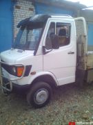 Mercedes-207308410-19